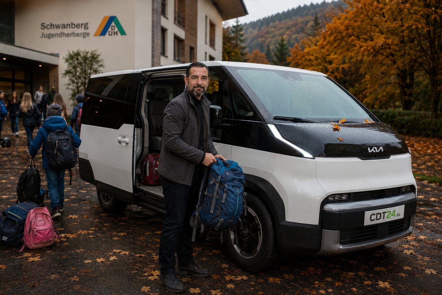 CDT24 – Steffen Schubath mit Kia PV5 vor der Jugendherberge Schwanberg